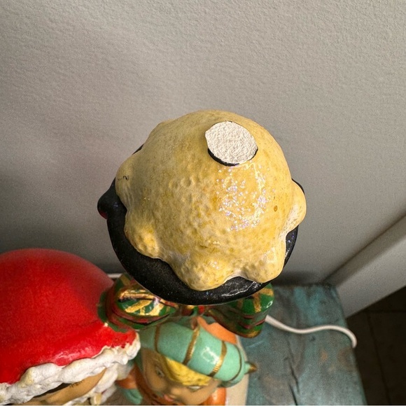 Vintage Hand Painted Ceramic Caroling Children Light Up Christmas Tree Lamp Post - Picture 11 of 14